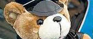 Tröster mit Polizeihut - der Berliner Plüschteddy.