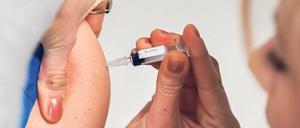 Kleiner Piks. Fachärzte bekommen Kosten für Impfungen nicht für alle Patienten erstattet. Das will nicht nur Gesundheitssenator Mario Czaja (CDU) ändern.