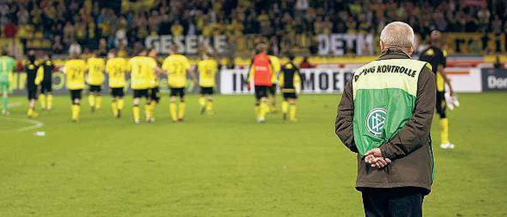 Ist das Jahr schon wieder rum? Dopingkontrollen finden im Fußball seltener statt als in anderen Sportarten. Rein statistisch trifft es jeden Bundesligaspieler pro Saison höchstens einmal.