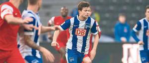 Ab durch die Mitte. Valentin Stocker kann laut Herthas Trainer Dardai nicht nur außen spielen, sondern auch zentral im Sturm. Das wird er wohl auch in Stuttgart. 