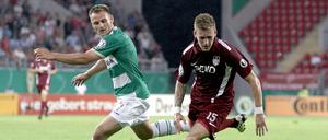 Ansichtssache: Egal wie das Pokalspiel zwischen Gladbach und Offenbach ausgeht, Andre Hahn (r., im Trikot der Kickers Offenbach) kann heute nur verlieren - oder gewinnen.