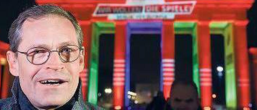 Und es ward Licht. Mit einem Knopfdruck startete Berlins Regierender Bürgermeister Michael Müller die Lightshow am Brandenburger Tor. 