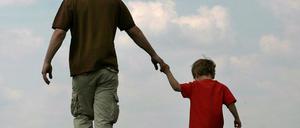 Vater und Sohn. Teenager-Väter geben häufiger durch Mutationen belastetes Erbgut weiter als 20- bis 30-Jährige, berichten Forscher.