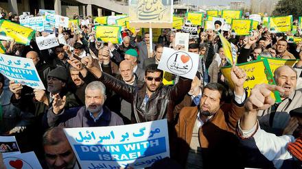 Eine Anti-"Charlie Hebdo"-Kundgebung in Teheran, am 23. Januar. "Wir leben Mohammed", steht auf den Schildern, außerdem "Nieder mit Israel" und "Nieder mit dem zionistischen Frankreich".
