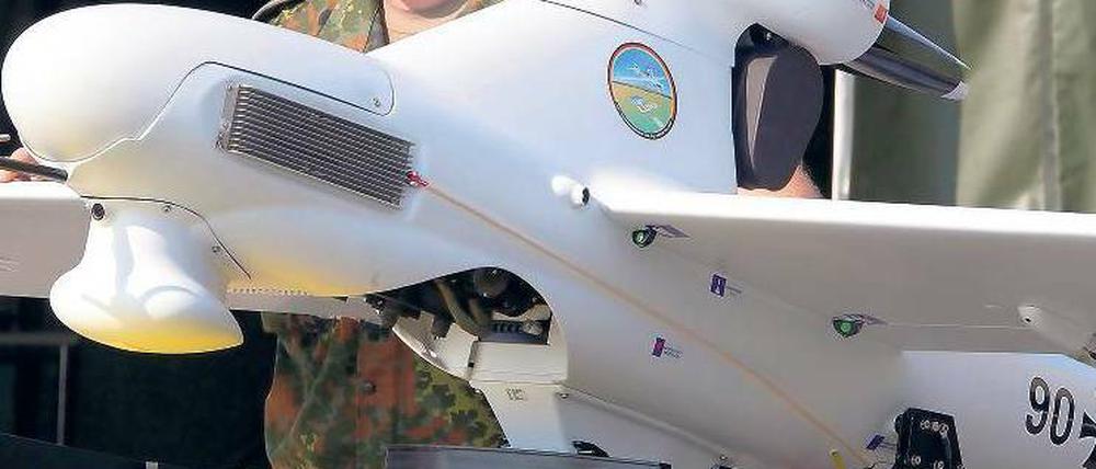 Ein Bundeswehrsoldat führt auf einer Luftfahrtausstellung eine Drohne vor.