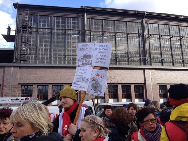 Streikende Lehrer, Sekretärinnen, Hausmeister und Hort-Erzieher bei einer Demonstration heute am Bahnhof Friedrichstraße. Die Gewerkschaft Erziehung und Wissenschaft (GEW) hat zum Ausstand aufgerufen.