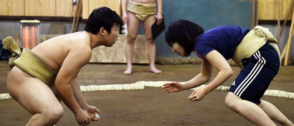 Sayaka Matsuo beim Training im Sumo-Ringen. 