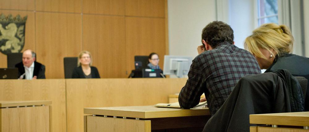 Vor Gericht. Elivs L., einer der beiden Hauptangeklagten, sitzt beim Prozessauftakt im Amtsgericht von Offenbach neben seiner Verteidigerin.