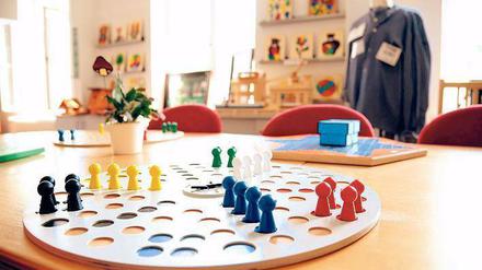 Mensch, das ist ärgerlich.  Im Shop der Justizvollzugsanstalt Tegel begeisterte das Spielzeug besonders viele Kunden. Mittlerweile stellen die Häftlinge es aber nicht mehr her – sondern tischlern Vogelhäuser. 