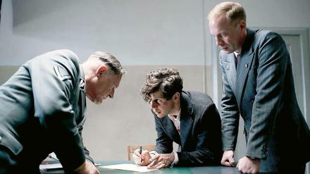 Artur Nebe (Burghart Klaußner) Georg Elser (Christian Friedel) Heinrich Müller (Johann von Bülow) in einer Szene des Films "Elser".