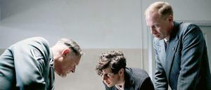 Artur Nebe (Burghart Klaußner) Georg Elser (Christian Friedel) Heinrich Müller (Johann von Bülow) in einer Szene des Films "Elser". 