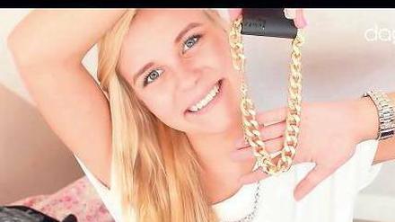 Die YouTuberin „Dagi Bee“ präsentiert im Internet, was sie sich gerade eingekauft hat.