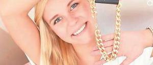 Die YouTuberin „Dagi Bee“ präsentiert im Internet, was sie sich gerade eingekauft hat.