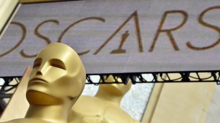 Die Preise warten schon: Während der Vorbereitungen auf die diesjährige Gala stehen überlebensgroße Oscar-Trophäen auf dem Gelände. Wer die goldene Miniaturausgabe erhält, bleibt bis zur letzten Sekunde ungewiss.