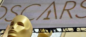 Die Preise warten schon: Während der Vorbereitungen auf die diesjährige Gala stehen überlebensgroße Oscar-Trophäen auf dem Gelände. Wer die goldene Miniaturausgabe erhält, bleibt bis zur letzten Sekunde ungewiss.