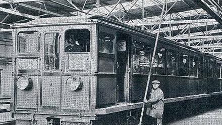 Zweierlei Maß. Bei der U-Bahn gibt es schmale und breite Züge. Schon in den 20er Jahren fehlten letztere. So wurden an schmale Wagen „Blumenbretter“ montiert, damit sie auf die Breit-Strecken passten. Ähnliches ist für die neueste U-Bahn-Generation (oben) geplant. Ein Teil des Wagenpark der so genannten Großprofilstrecken wird derzeit saniert.