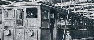 Zweierlei Maß. Bei der U-Bahn gibt es schmale und breite Züge. Schon in den 20er Jahren fehlten letztere. So wurden an schmale Wagen „Blumenbretter“ montiert, damit sie auf die Breit-Strecken passten. Ähnliches ist für die neueste U-Bahn-Generation (oben) geplant. Ein Teil des Wagenpark der so genannten Großprofilstrecken wird derzeit saniert.