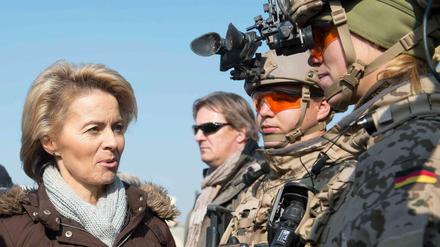 Verteidigungsministerin Ursula von der Leyen (CDU) bei einem Truppenbesuch 2013 in Afghanistan. 