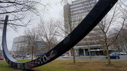 Straßenkunst. „Arc de 124,5°“ heißt die Skulptur von Bernar Venet auf dem Mittelstreifen vor der Urania.