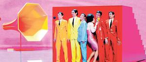 Das Mikrofon macht die Musik. Farbenfroh präsentiert sich das Fritsch-Ensemble. Der Schrecken lauert auf der Treppe. 