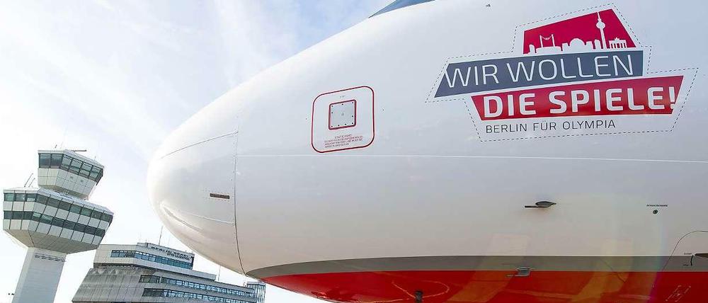 Air Berlin hat einen Airbus mit dem Berliner Olympia-Logo verziert. Die untere Zeile muss aber überklebt werden.