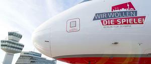 Air Berlin hat einen Airbus mit dem Berliner Olympia-Logo verziert. Die untere Zeile muss aber überklebt werden.
