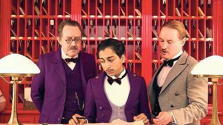 Hereinspaziert. Die Rezeption des „Grand Budapest Hotel“ wurde in einem alten Kaufhaus aufgebaut. Die Görlitzer spielten die Gäste.