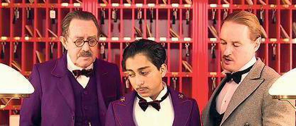 Hereinspaziert. Die Rezeption des „Grand Budapest Hotel“ wurde in einem alten Kaufhaus aufgebaut. Die Görlitzer spielten die Gäste.