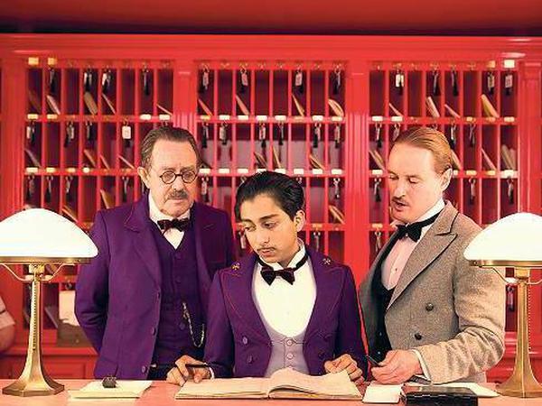 Hereinspaziert. Die Rezeption des „Grand Budapest Hotel“ wurde in einem alten Kaufhaus aufgebaut. Die Görlitzer spielten die Gäste.