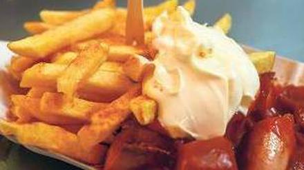Fettig: Pommes frites und Currywurst enthalten viele Kalorien.