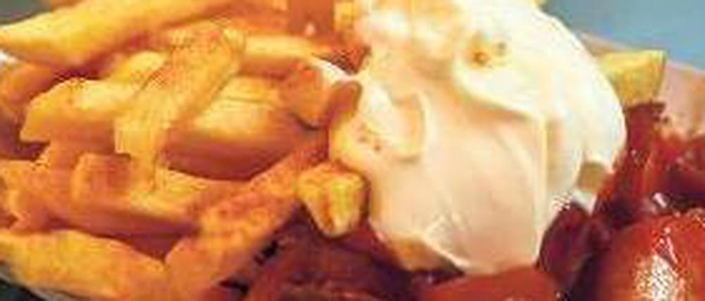 Fettig: Pommes frites und Currywurst enthalten viele Kalorien.