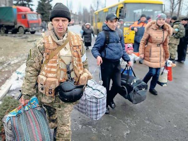 Nur weg. Damit die Bewohner Debaltsewo verlassen konnten, hatten ukrainische Truppen und Separatisten am Freitag zeitweise das Feuer eingestellt.