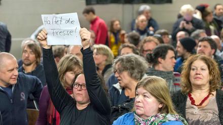 Nicht nur Monika Herrmann und Co. mussten Kritik einstecken. Hier hält eine Besucherin der Veranstaltung ein Schild in Richtung der Störer, die einen Dialog praktisch unmöglich machten.