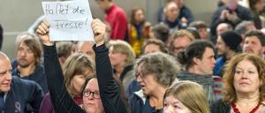 Nicht nur Monika Herrmann und Co. mussten Kritik einstecken. Hier hält eine Besucherin der Veranstaltung ein Schild in Richtung der Störer, die einen Dialog praktisch unmöglich machten.
