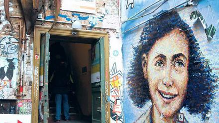 Schicksale erzählen. Patrick Siegele ist Direktor des Berliner Anne-Frank-Zentrums. Der Eingang liegt in der Rosenthaler Straße in Mitte. 