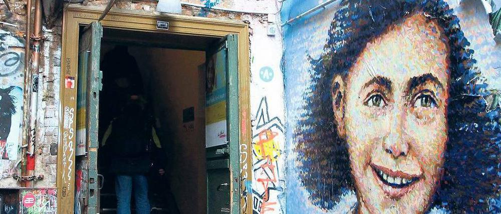 Schicksale erzählen. Patrick Siegele ist Direktor des Berliner Anne-Frank-Zentrums. Der Eingang liegt in der Rosenthaler Straße in Mitte.