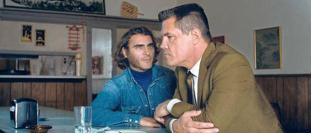 Kiffer und Polizist. Joaquin Phoenix und Josh Brolin verstehen sich blendend.