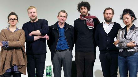 Die Künstler Hito Steyerl (r-l), Olaf Nikolai, Philip Rizk, Kurator Florian Ebner, Fotograf Tobias Zielony und Kunstaktivistin Jasmina Metwaly präsentieren sich drei Monate vor der Eröffnung der Venedig Biennale im Kunstquartier Bethanien. 