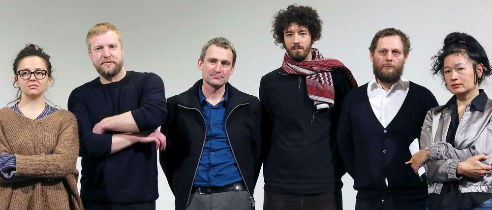 Die Künstler Hito Steyerl (r-l), Olaf Nikolai, Philip Rizk, Kurator Florian Ebner, Fotograf Tobias Zielony und Kunstaktivistin Jasmina Metwaly präsentieren sich drei Monate vor der Eröffnung der Venedig Biennale im Kunstquartier Bethanien. 