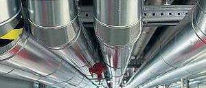 Rohr frei. Die Entrauchungsanlage im neuen Schönefelder Flughafengebäude ist eine komplizierte Angelegenheit.