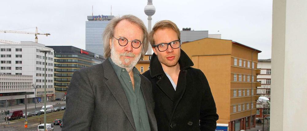 Endlich Berlin! Abba-Gründer Benny Andersson (links) und sein Sohn Ludvig auf dem Dach des Soho Houses.
