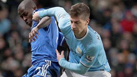 Matija Nastasic (r.) soll die Schalker Abwehr verstärken.