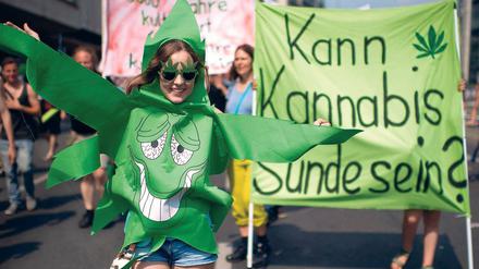 Für den Senat ist die Antwort auf die Frage klar. In Berlin sollen künftig Orte definiert werden, wo auch der Konsum und Besitz kleinster Cannabismengen verfolgt wird.