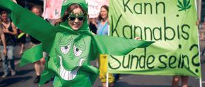 Für den Senat ist die Antwort auf die Frage klar. In Berlin sollen künftig Orte definiert werden, wo auch der Konsum und Besitz kleinster Cannabismengen verfolgt wird.