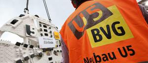 Bärlinde schwebt ein. Der Schneidekopf des Berliner Riesenbohrers wurde im Mai 2013 in die vorbereitete Baugrube gehievt. 