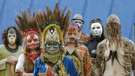 Die Hippie-Voodoo-Kommune Goat in vollem Ornat.