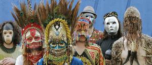 Die Hippie-Voodoo-Kommune Goat in vollem Ornat.