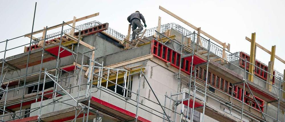 Aufbauarbeit. Bislang ist der Bevölkerungszuwachs in Berlin weitaus größer als die Zahl neu gebauter Wohnungen.