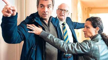 Der Banksegen hängt schief. Eugen Mattmann (Jean-Pierre Cornu, Mitte) pfeift seine Kommissare Reto Flückiger (Stefan Gubser) und Liz Ritschard (Delia Mayer) zurück.