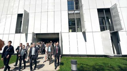 Der Regierende Bürgermeister Klaus Wowereit im August 2011 bei einem Besuch des Max-Delbrück-Centrums (MDC) in Berlin-Buch. MDC-Forscher kommen am neuen BIG mit Medizinern der Charité zusammen.